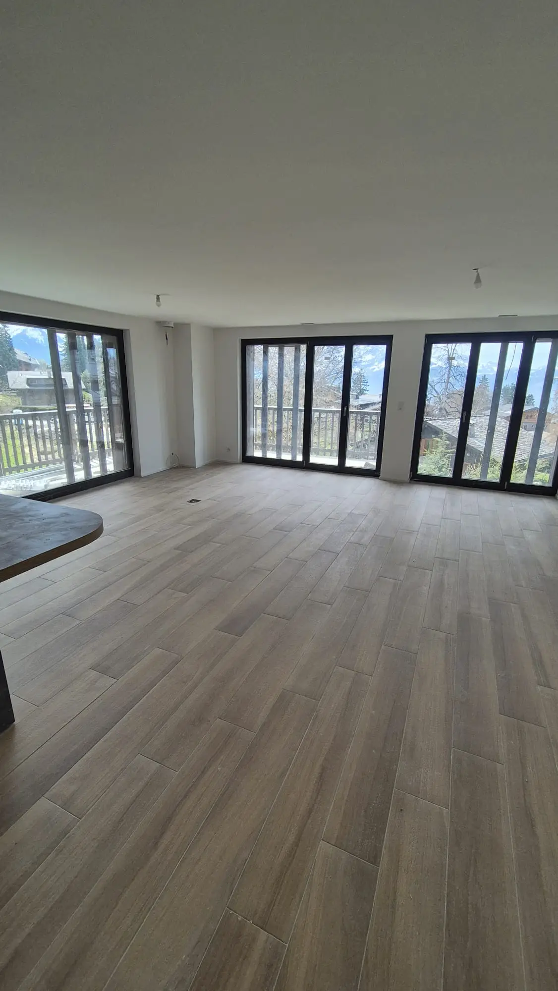 Pose en cours du carrelage grand format dans un appartement à Lausanne