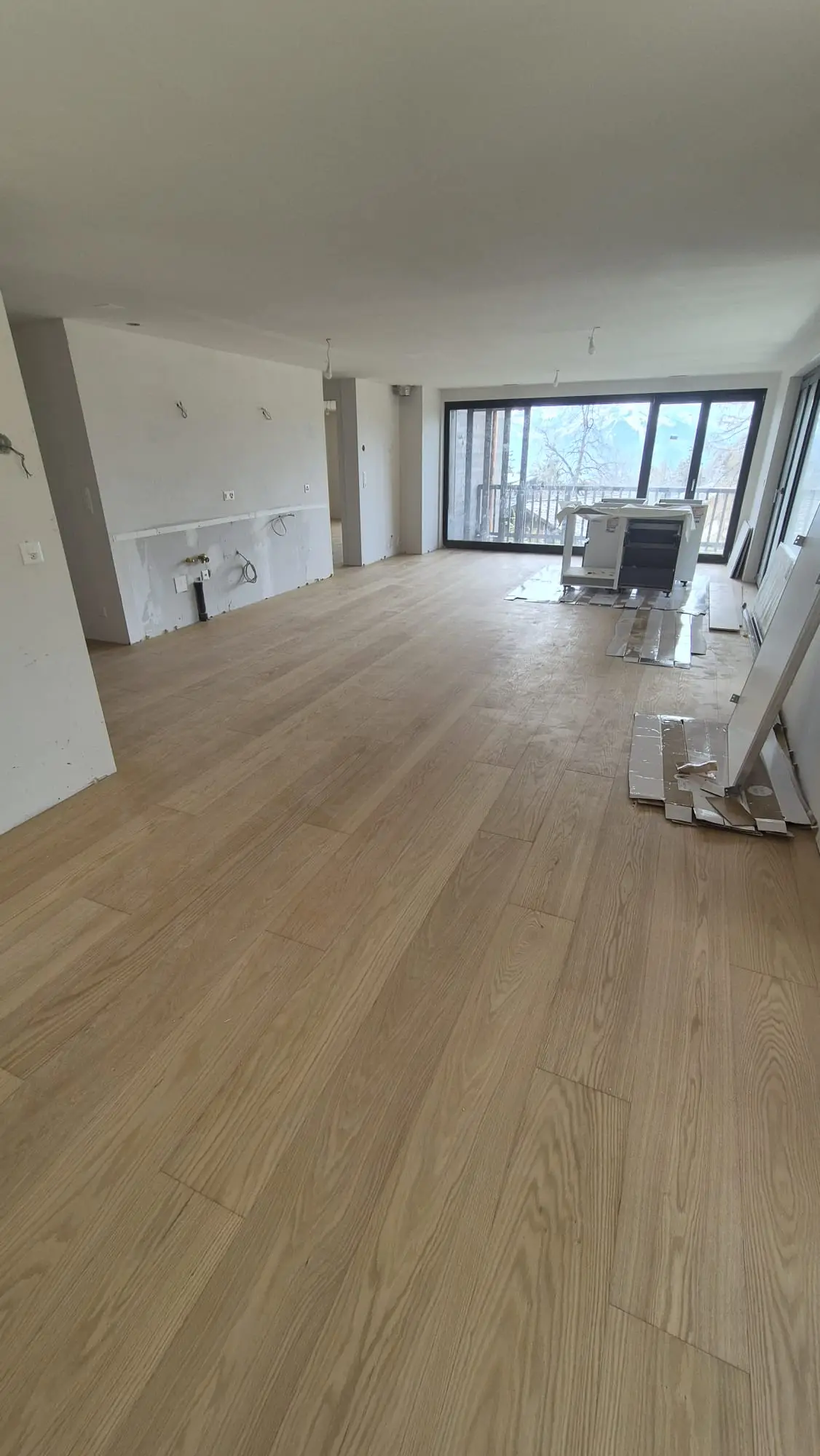 Détail des joints fins d'un carrelage grand format à Lausanne