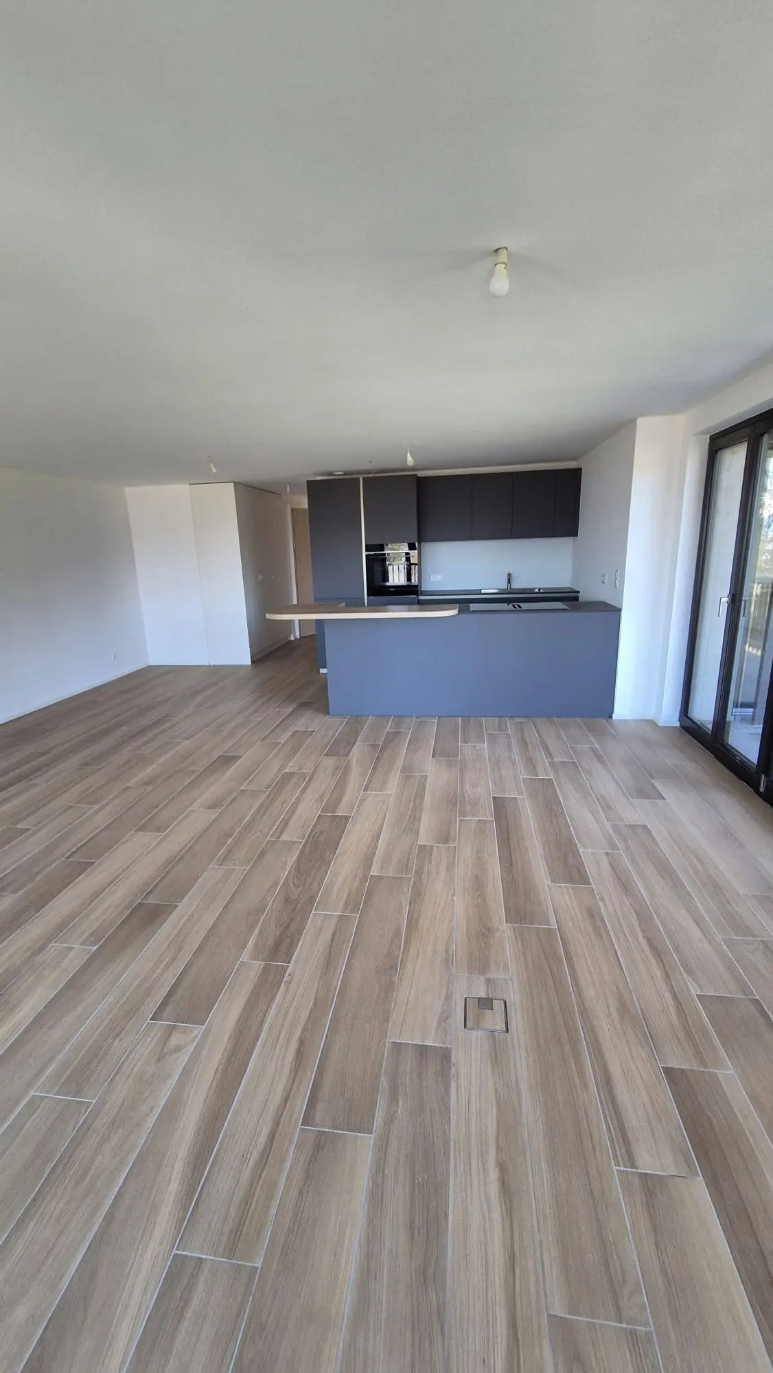 Sol carrelé terminé et nettoyé dans un logement à Lausanne
