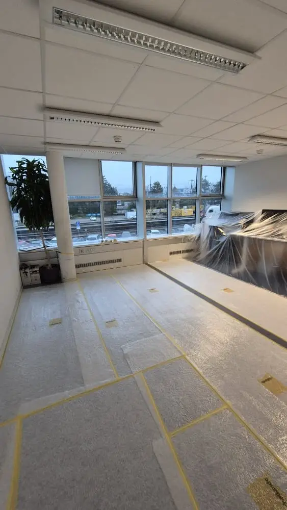 Cloison terminée et enduite dans des bureaux à Nyon