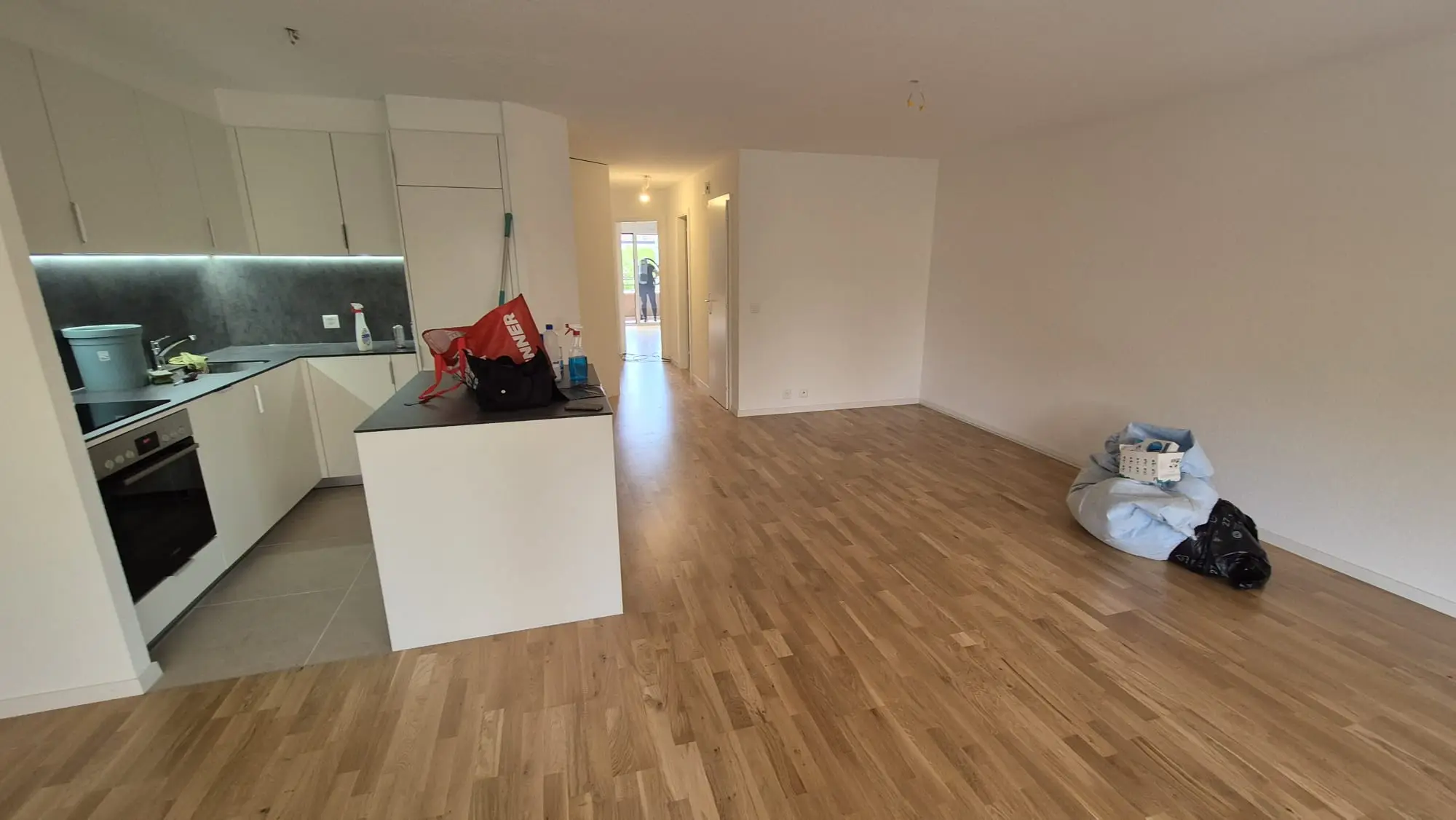 Détail des plinthes et du seuil sur un parquet posé à Gland