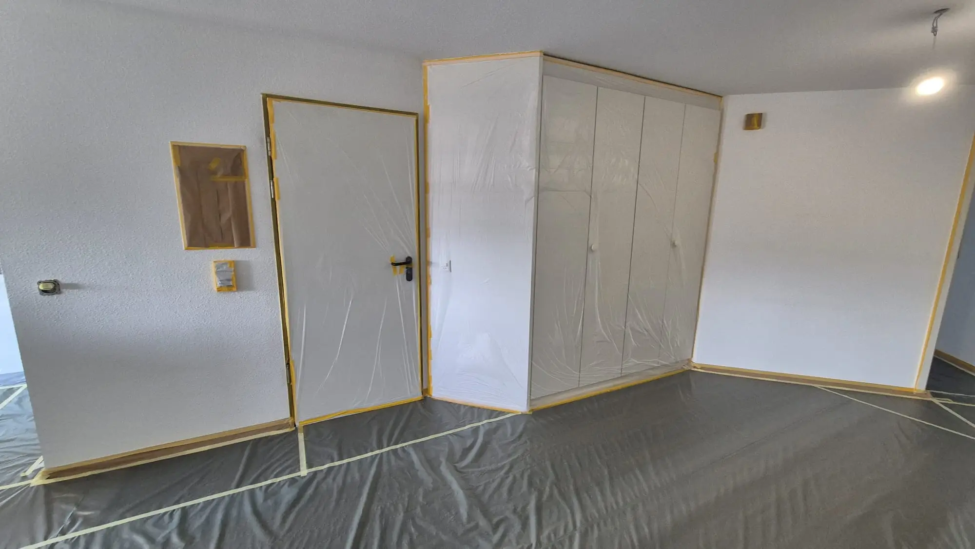 Plafond et angles repris avant peinture dans un appartement à Gland