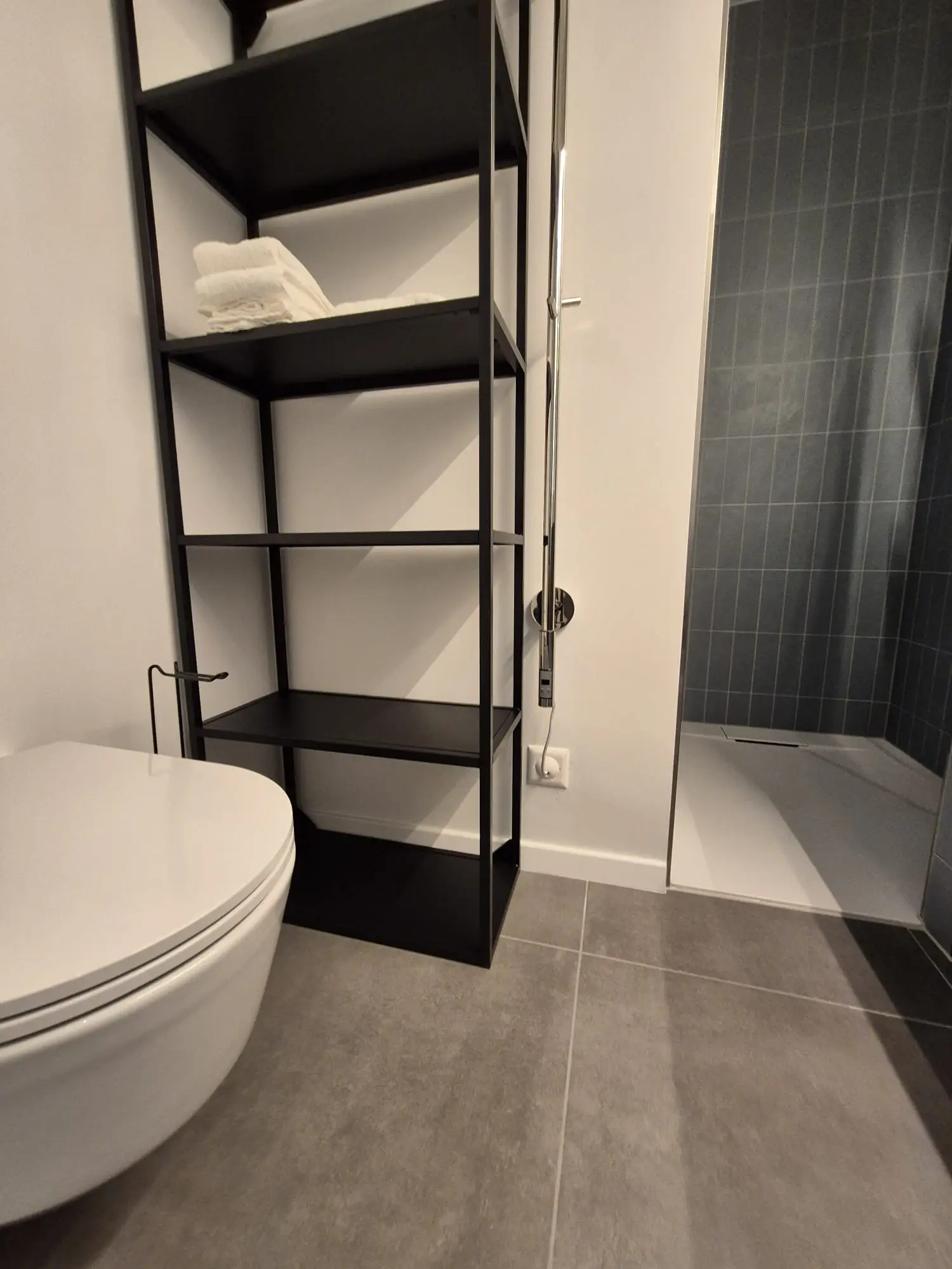 Petite salle de bain rénovée avec douche