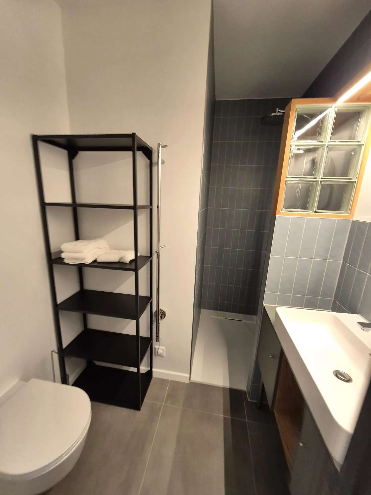 Faïence claire posée dans une petite salle de bain