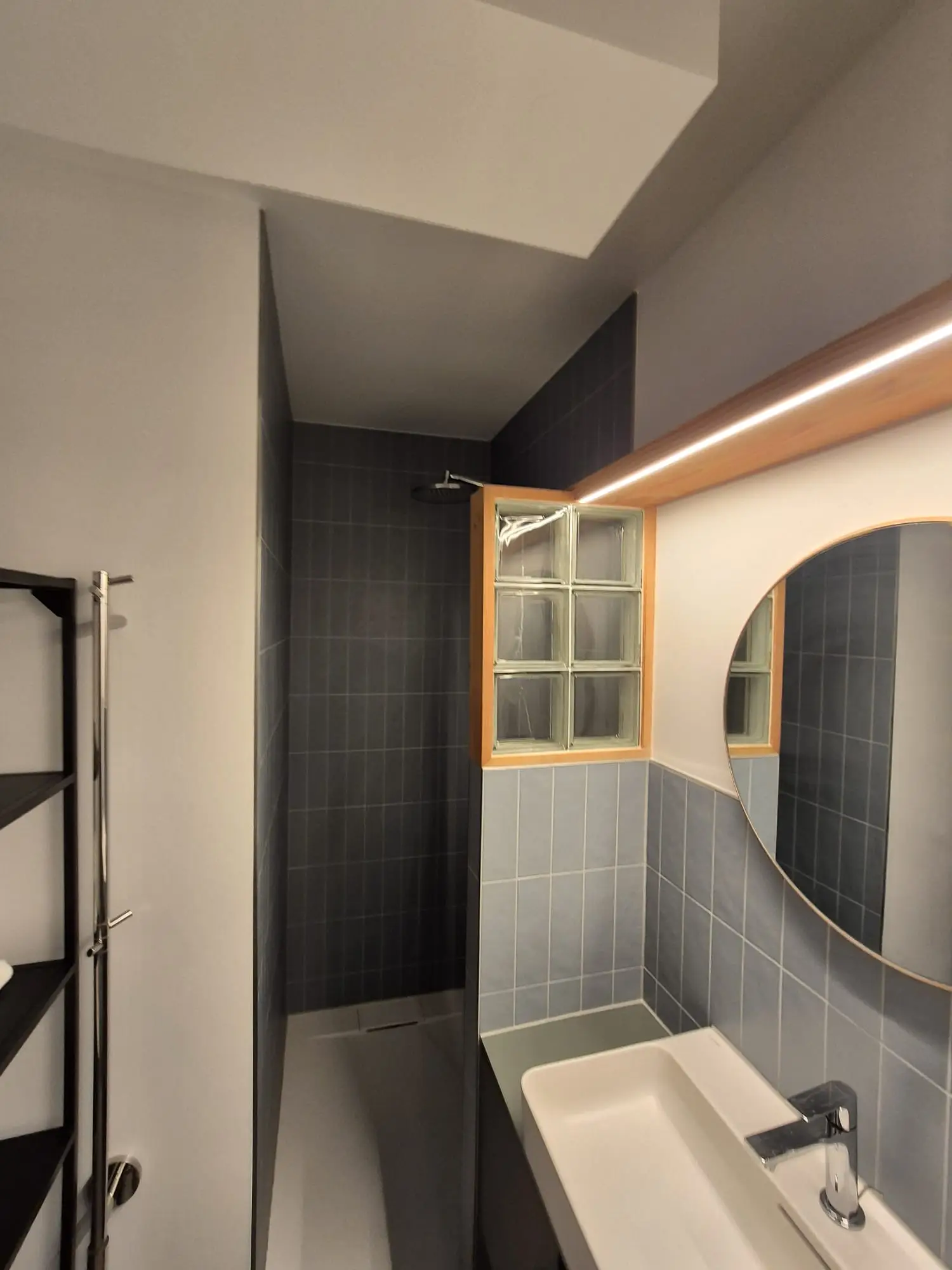 Meuble sur mesure et robinetterie dans une petite salle de bain