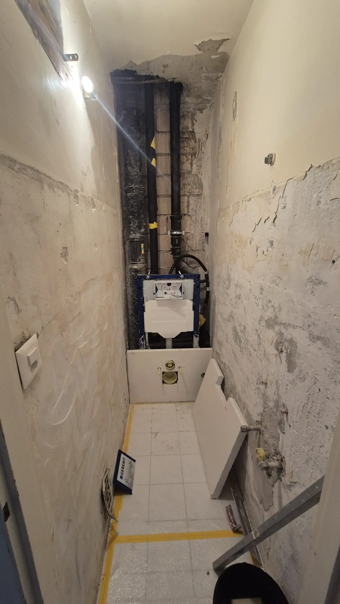 WC rénové avec carrelage et peinture terminés