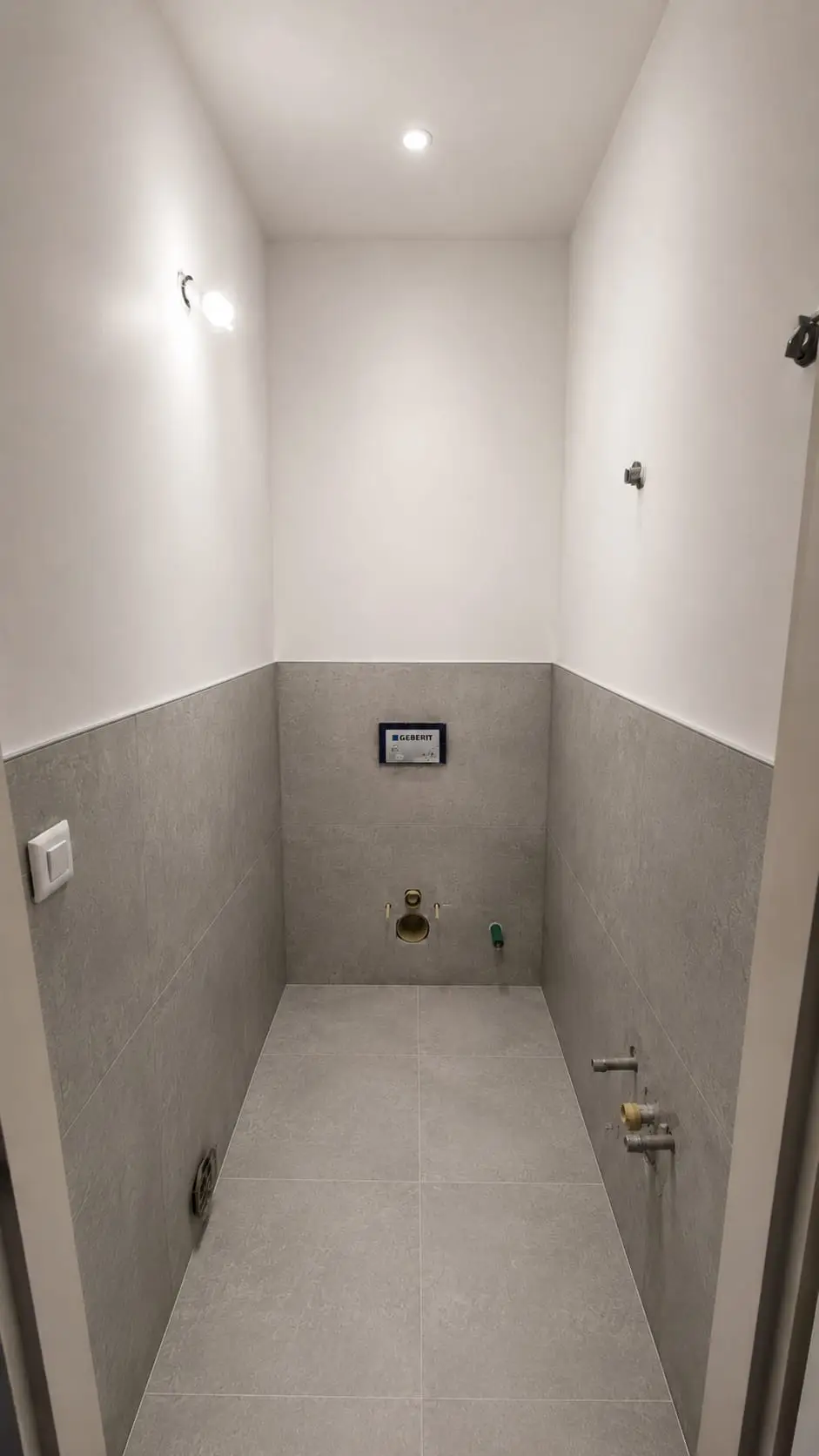 WC suspendu sur bâti-support installé lors d'une rénovation