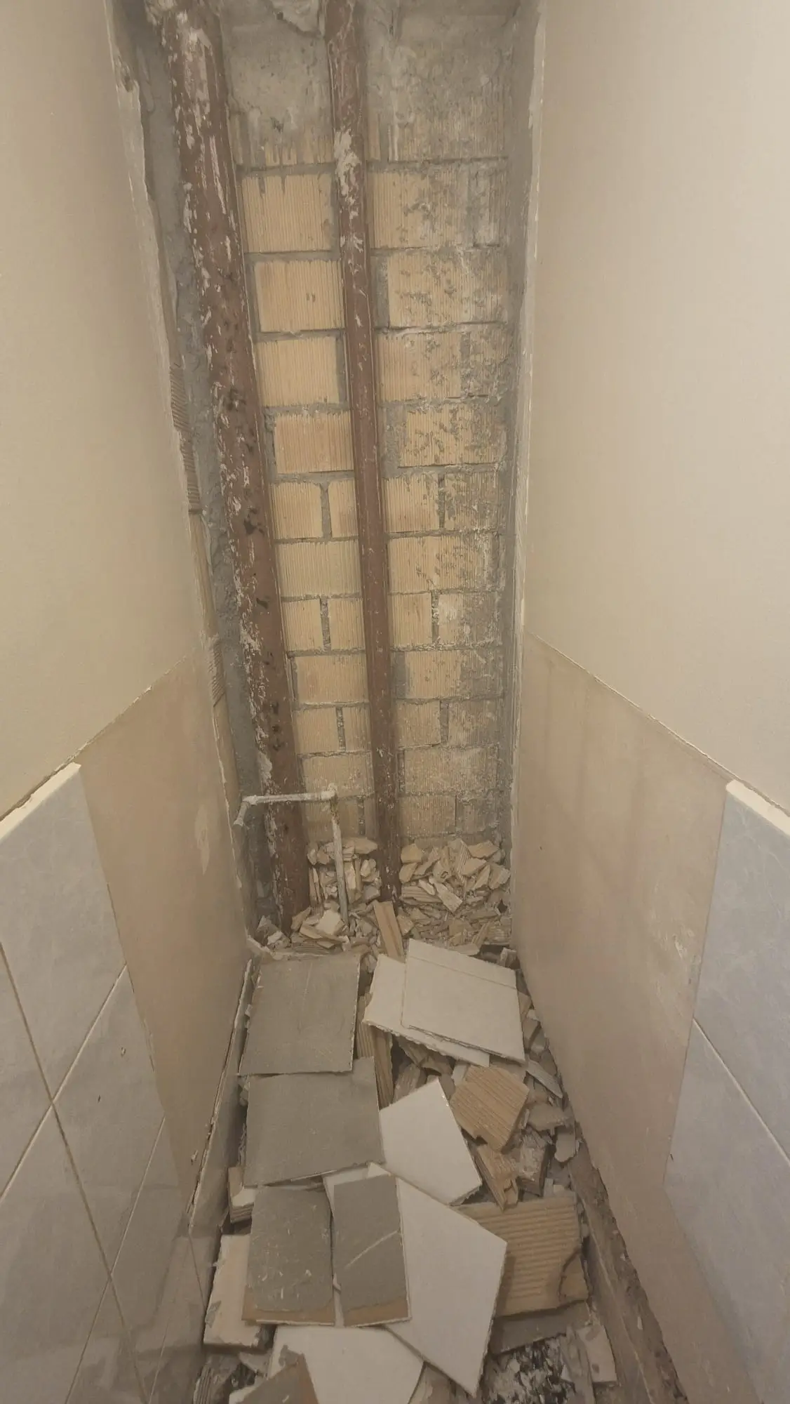 WC rénové, carrelage et peinture terminés