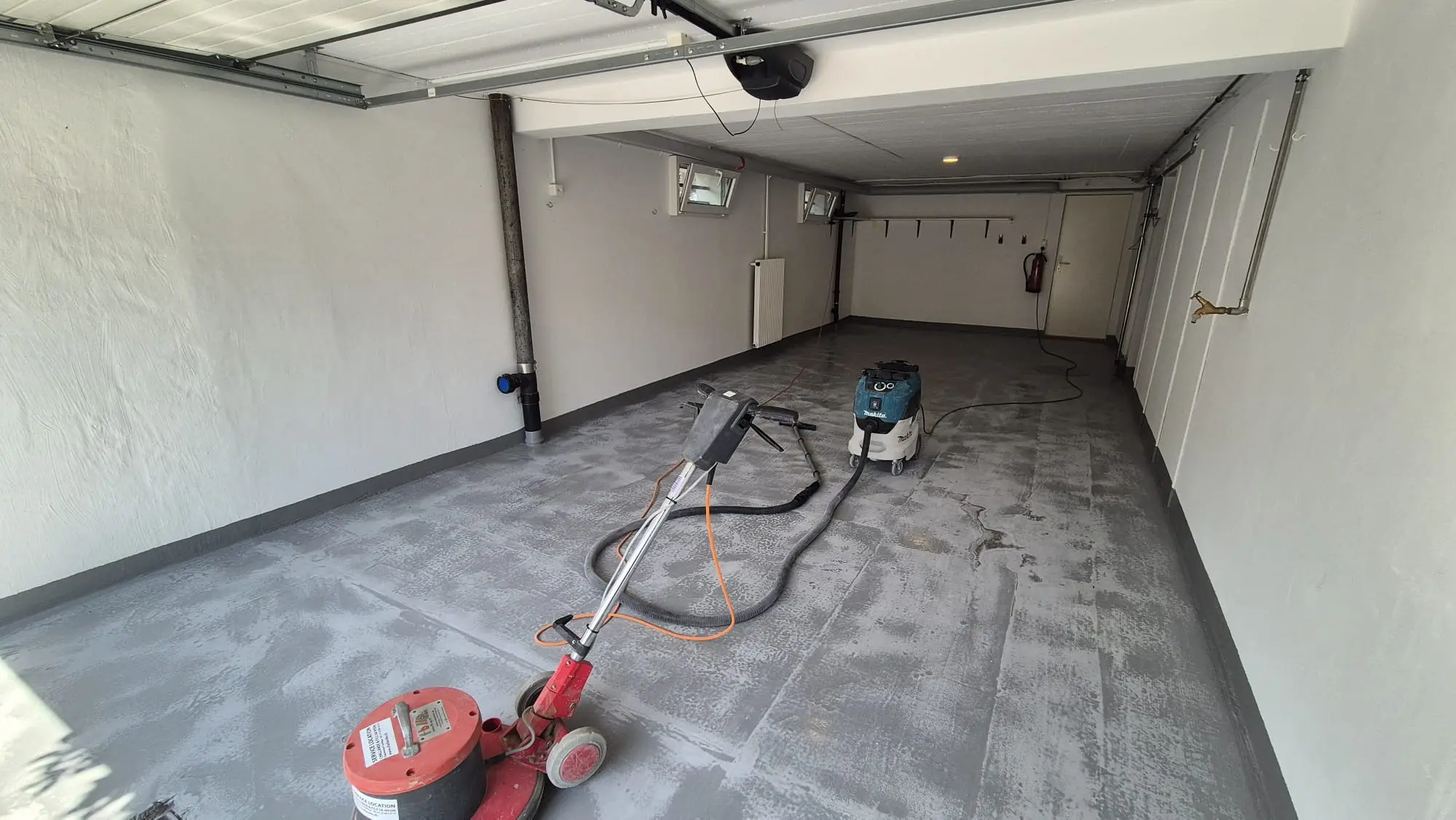 Sol de garage en résine coulée réalisé à Coppet