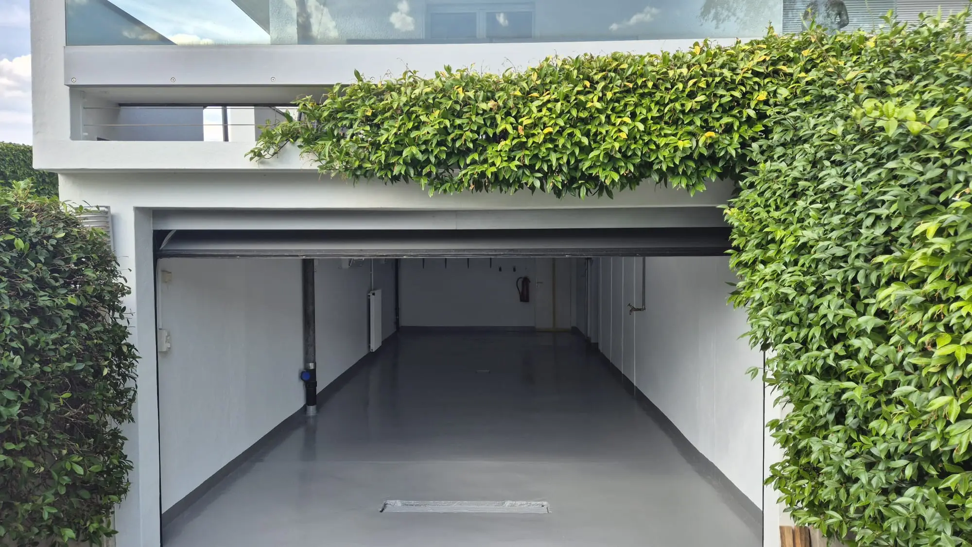Application de la résine sur le sol d'un garage à Coppet