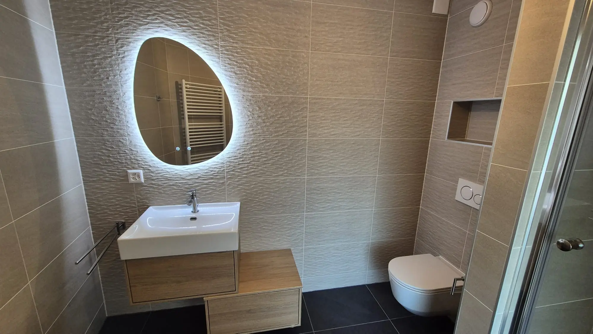 Salle de bain rénovée à Nyon avec douche à l'italienne