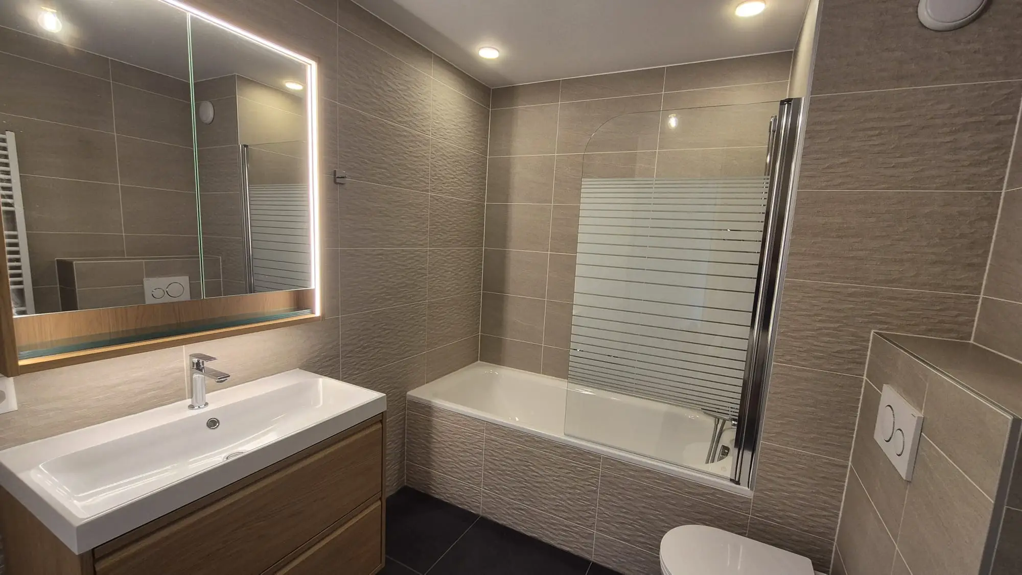Détail des joints et du calepinage d'une salle de bain à Nyon