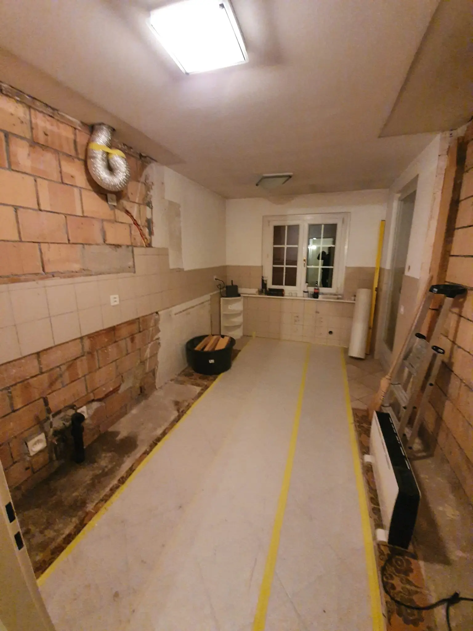 Ouverture de la cuisine sur le séjour lors d'un chantier sur La Côte