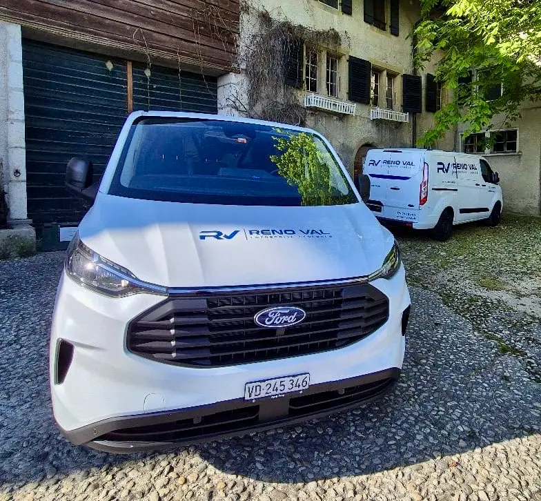 Véhicules d'intervention Reno-Val stationnés devant un chantier à Nyon